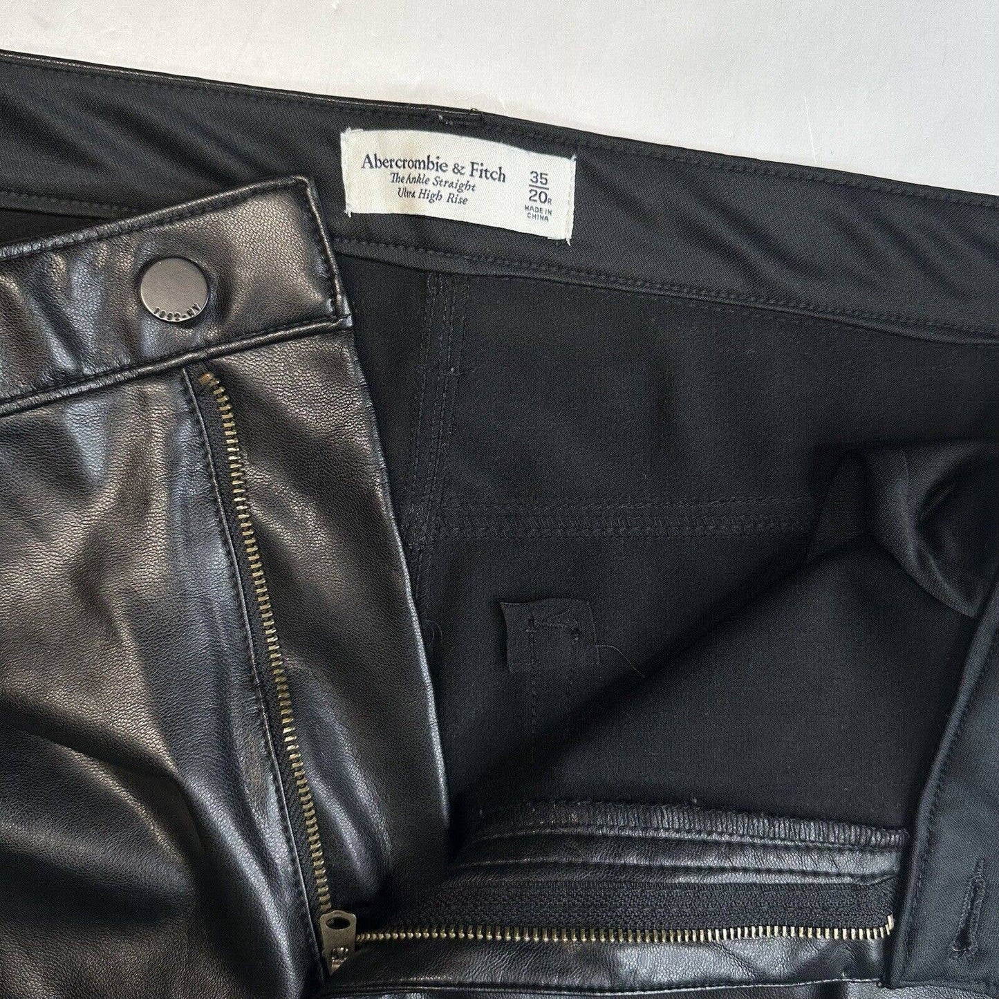 Abercrombie Fitch Ankle Straight Ultra Hi-Rise Faux Leather Pant 35/20 Black EUC