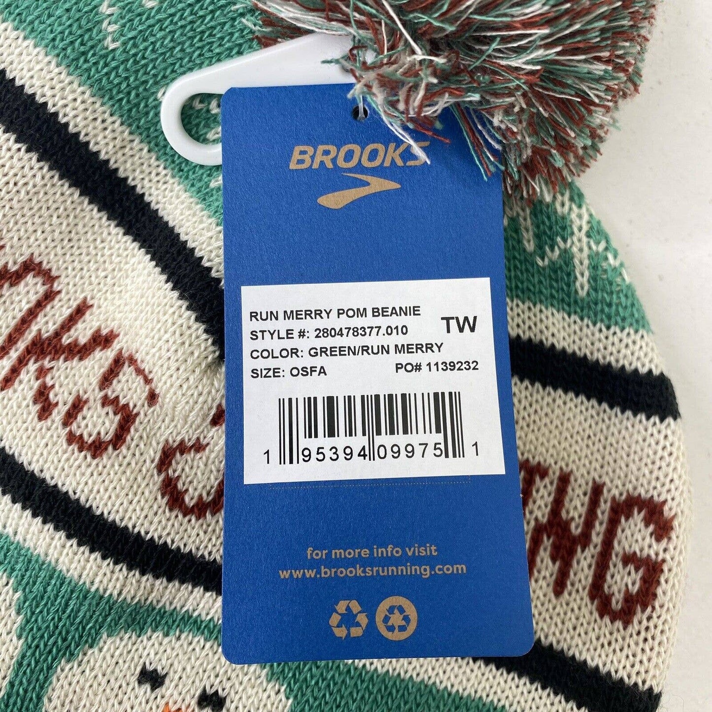 NWT Brooks Run Merry Pom Beanie Unisex Running Apparel Style 280478377 Knit Cap